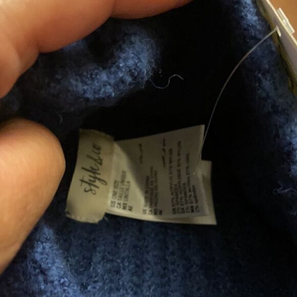NWT Style and co solid blue cuffed beanie hat - Picture 5 of 5